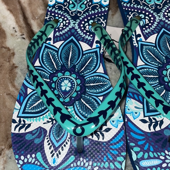 NWT Vera Bradley Flip Flops - Blue Island Medallion - Women's Medium Sz 7/8 - Picture 5 of 10